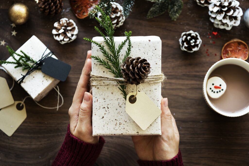 Coffret cadeau bien-être décoré avec des éléments naturels