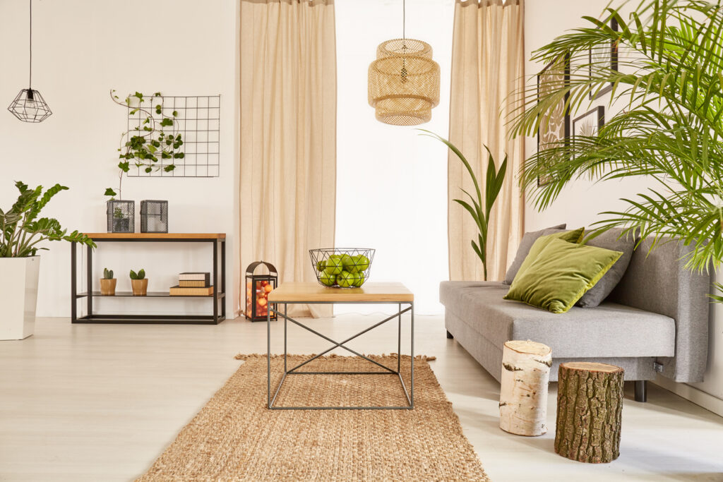 Salon avec des accessoires et objets de décoration naturels et écologiques 