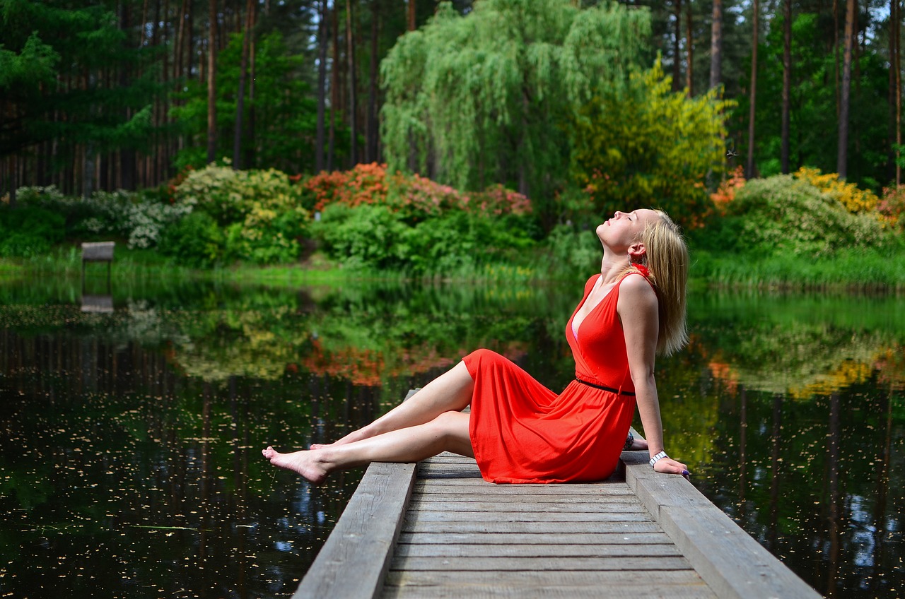 Femme en pleine détente au bord d’un lac, représentant les bienfaits du miel au CBD.