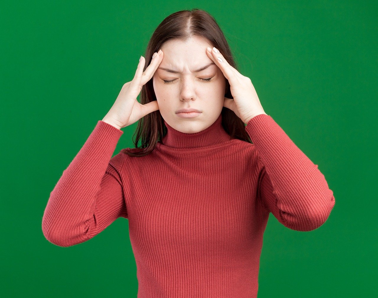Femme souffrant de maux de tête, cherchant une solution naturelle pour soulager sa douleur.