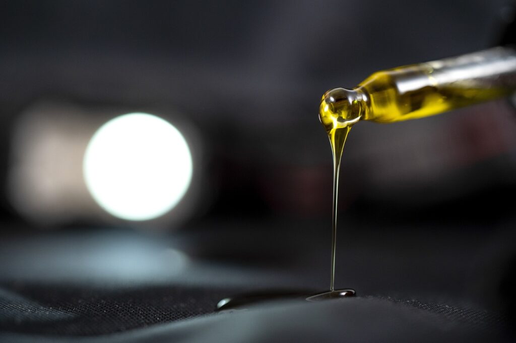 Goutte d'huile de CBD prête à être appliquée localement.