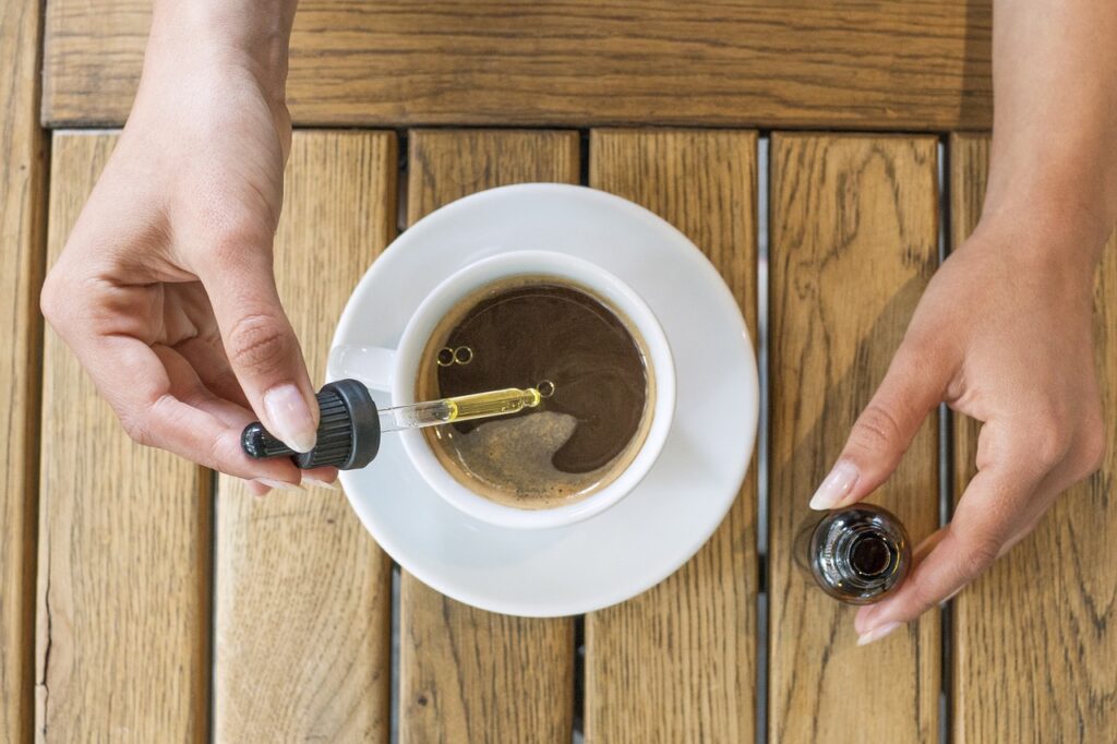 Huile de CBD dans une tasse pour un usage quotidien.
