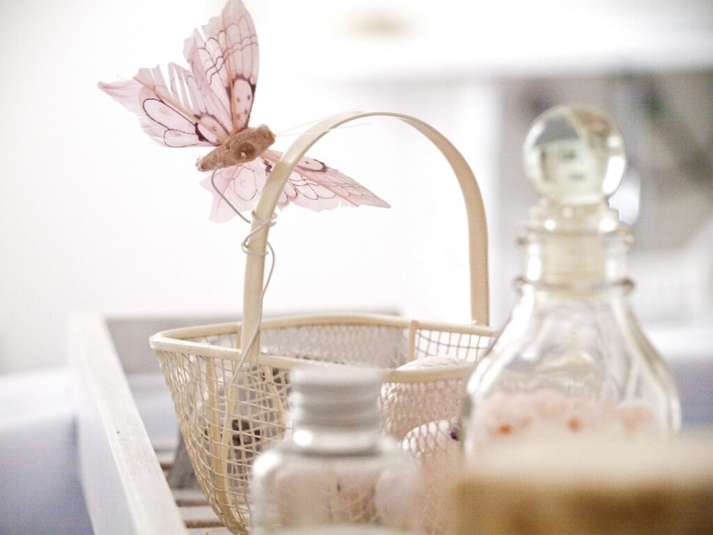 Accessoires de bain naturels, tels que sels de bain et savon artisanal, pour des soins respectueux de la peau.