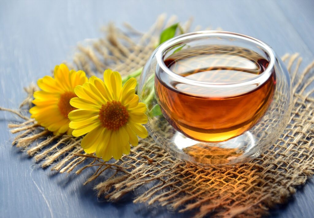 Infusion de camomille dans une tasse pour un moment de relaxation et de bien-être